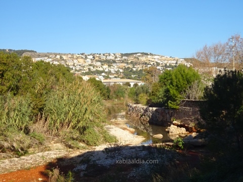 Tramo del r&iacute;o Gorgos junto al camping y la calle Liverpool