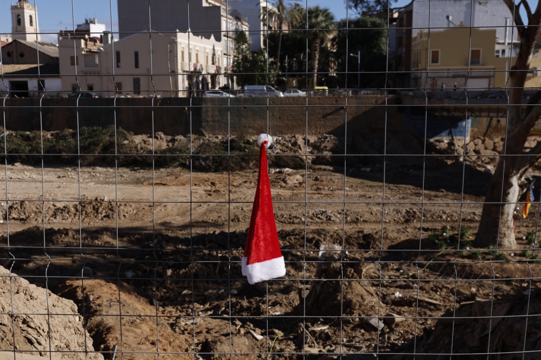 Un gorro de Papa Noel en una valla en el Barranco del Poyo en Paiporta. EFE/ Kai F&ouml;rsterling