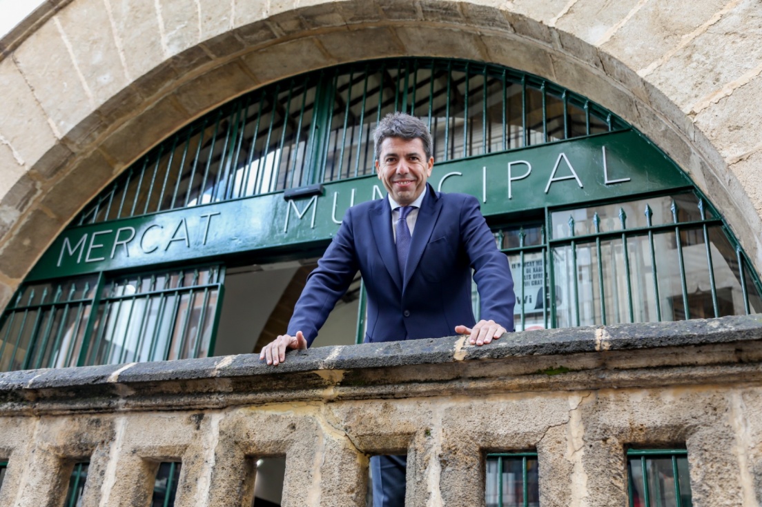 El presidente del PPCV, Carlos Maz&oacute;n  en la puerta del Mercat Municipal de X&agrave;bia