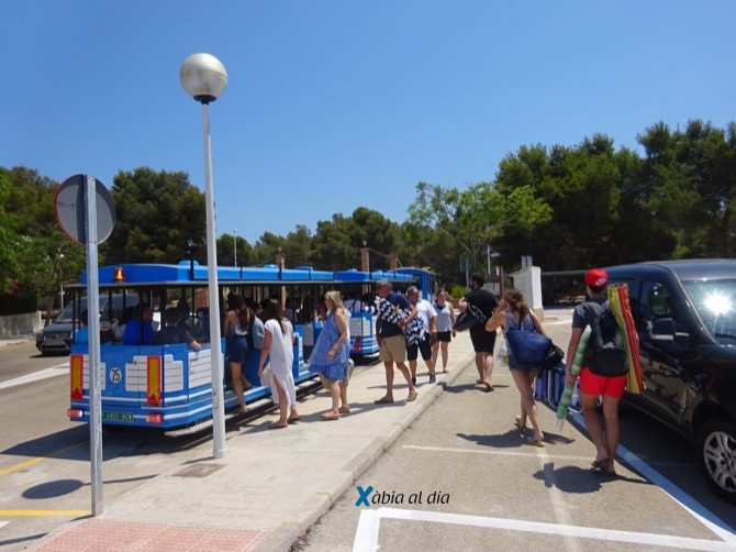 Archivo. Bañistas cogen el trenet en la urbanización La Guardia para bajar a la Cala Granadella Archivo. Bañistas cogen el trenet en la urbanización La Guardia para bajar a la Cala Granadella