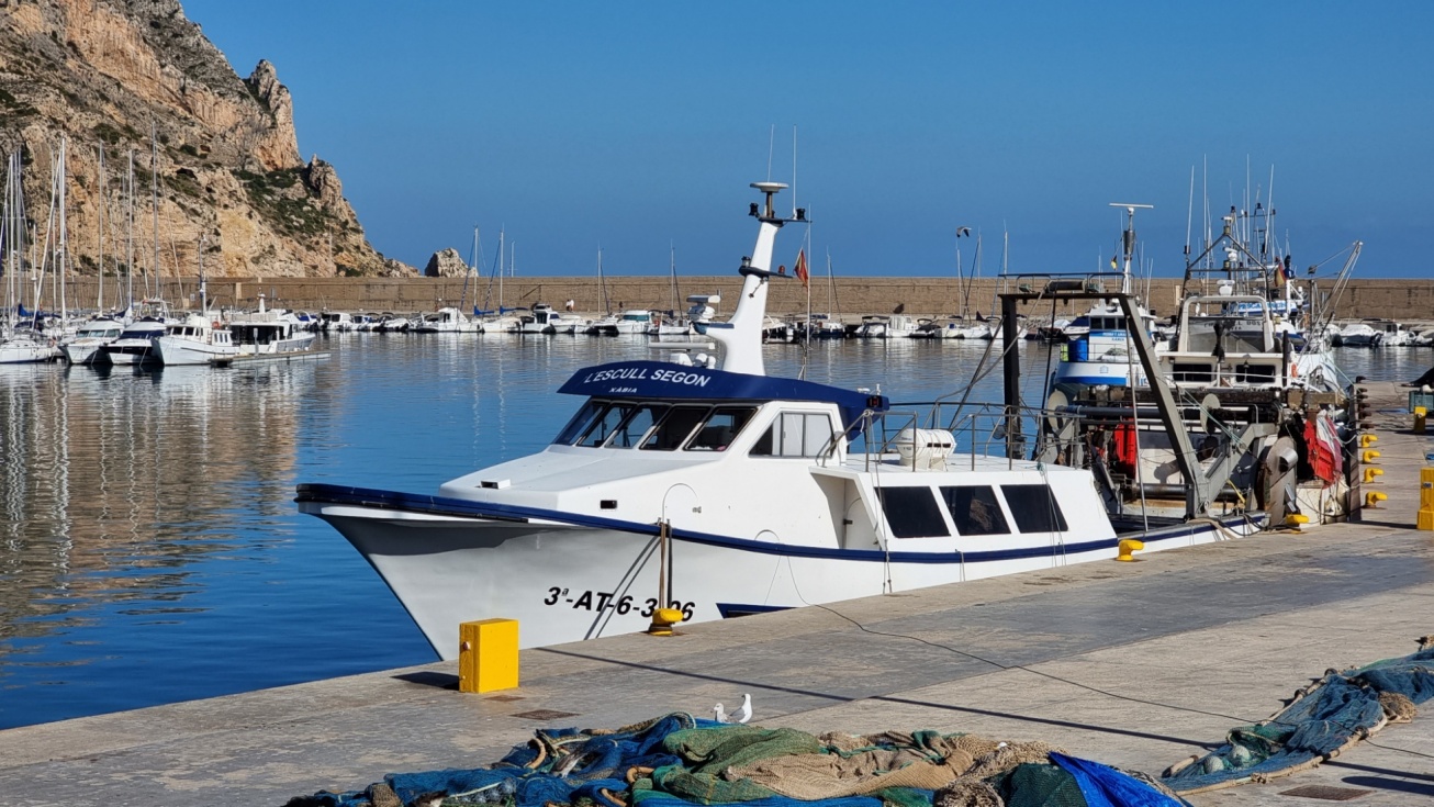 Buque pesquero en el puerto de Xàbia