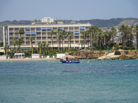 Imagen de los trabajos de reparación del emisario de la playa del Arenal de Xàbia, el verano pasado Imagen de los trabajos de reparación del emisario de la playa del Arenal de Xàbia, el verano pasado