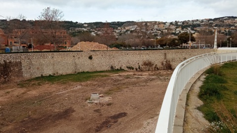 Una alcantarilla en el cauce del r&iacute;o Gorgos.