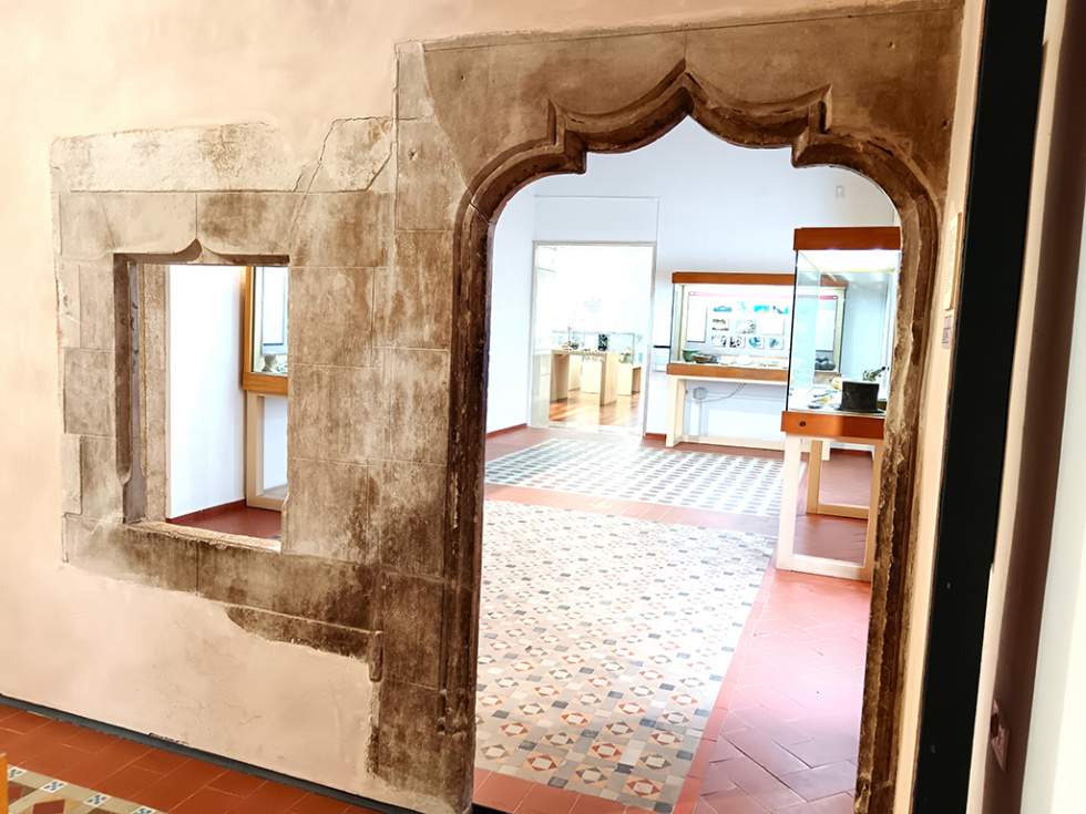 Fig. 1. Puerta y ventana g&oacute;tica del antiguo Palacio Sapena, X&agrave;bia (Museo Soler Blasco)