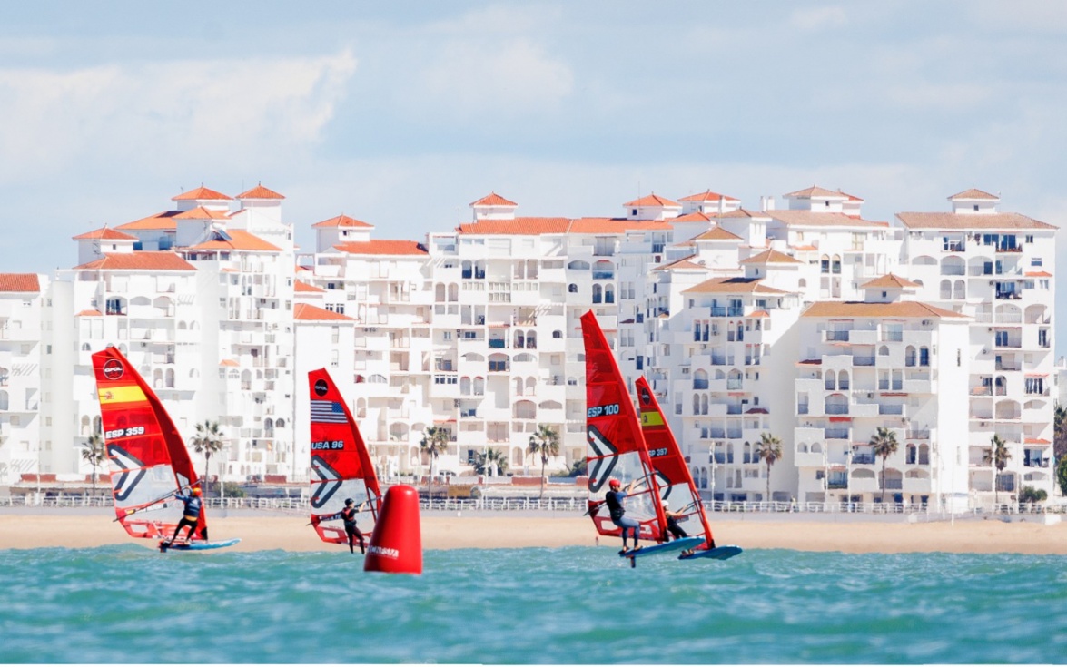 Jos&eacute; Luis Boronat (ESP100), en una de las mangas de la competici&oacute;n disputada en C&aacute;diz. Federaci&oacute;n Andaluza de Vela
