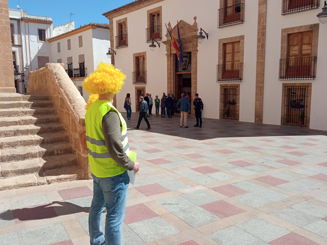 Los Polic&iacute;as de X&agrave;bia concentrados, al fondo de espaldas el alcalde recibe a la delegada del Gobierno