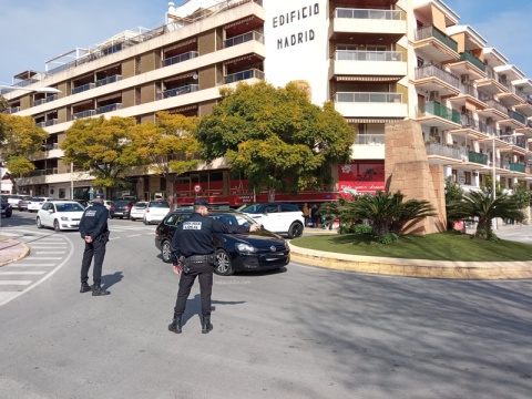 Dos agentes de la Policía Local de Xàbia regulan el tráfico, hace unos días en la avenida Lepanto Dos agentes de la Policía Local de Xàbia regulan el tráfico, hace unos días en la avenida Lepanto