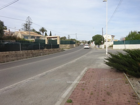 La entrada a X&agrave;bia a la altura de la tienda de dise&ntilde;o Odone, el &uacute;nico tramo donde hay aceras