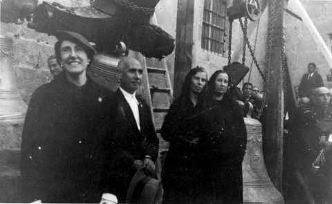 María Rosa Guardiola Ramos en primer plano y el alcalde Jaime Cruañes Bover -en la esquina derecha- flanquean a los padrinos de la Campana Mariana. 1941. (Arxiu Municipal de Xàbia).