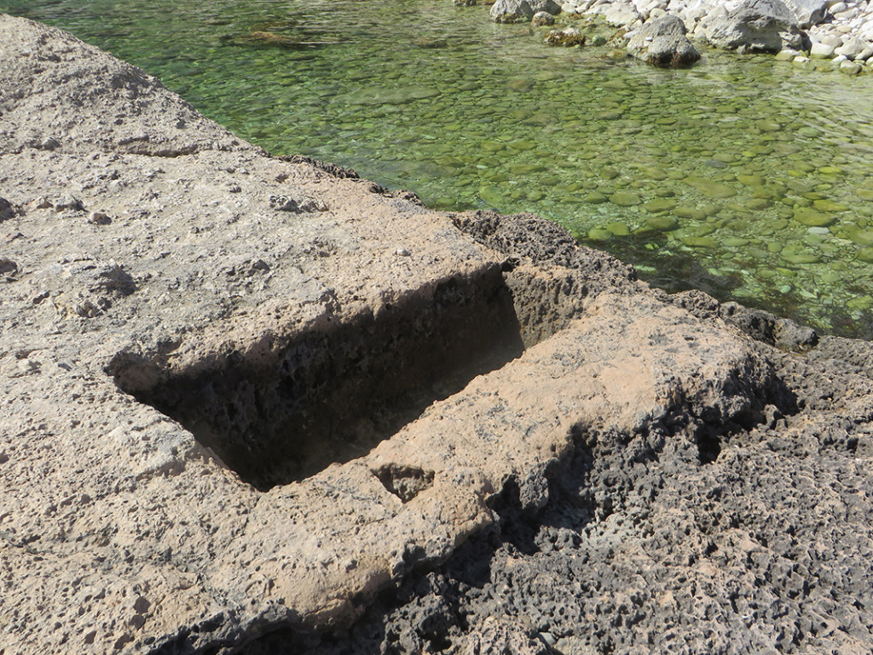 Fig. 1. Tumba en la segunda caleta de Cala Blanca