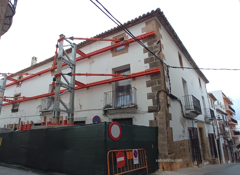 La Casa Candelaria apuntalada desde el pasado verano para evitar que se caiga