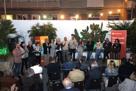 Los diez primeros de la lista de Comprom&iacute;s per X&agrave;bia a las elecciones locales de mayo, con Carme Catal&agrave; en el centro (chaqueta y camisa roja), junto a Gerard Fullana, y Joan Baldov&iacute;
