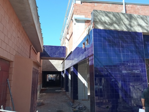 Las obras de la piscina en su parte que conectan con el pabell&oacute;n Miguel Buigues Andr&eacute;s. En azul la pasarela que no estaba prevista inicialmente