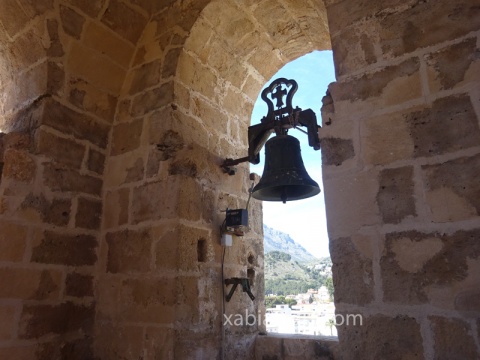 Una de las campanas del lateral, al fondo el Montg&oacute;