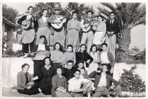 Cuadrilla de amigos celebrando la Pascua en X&agrave;bia en 1954. Fuente: Arxiu Municipal de X&agrave;bia, fondo fotogr&aacute;fico Magdalena Mar&iacute; Molina.