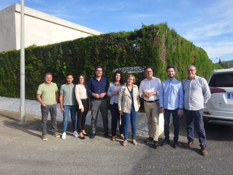 La candidata del PP a la alcald&iacute;a de X&agrave;bia, Rosa Cardona, junto con su equipo y los candidatos a les Corts por Alicante, Jos&eacute; Ram&oacute;n Gonz&aacute;lez de Z&aacute;rate y Javier Guti&eacute;rrez, en la puerta de la planta depurador