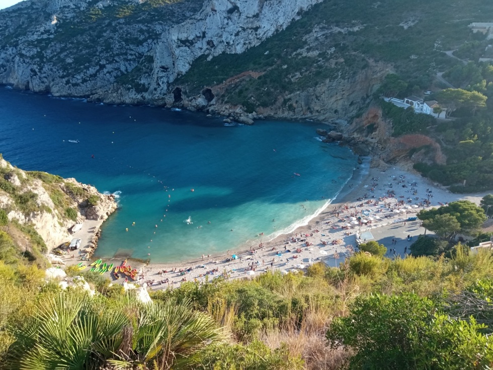 La Cala Granadella, con kayacs en la zona del embarcadero, imagen de verano de 2022