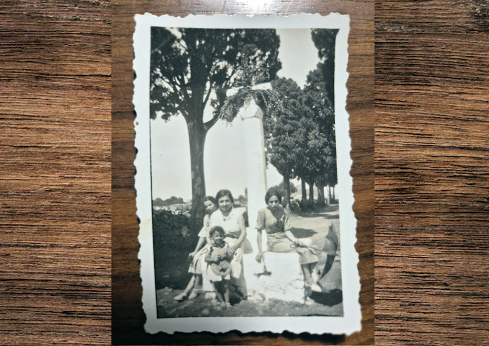 Fig. 1. Cruz del camino a los molinos. D&eacute;cada 1950 (Imagen cedida por Godofredo Crua&ntilde;es Aracil)