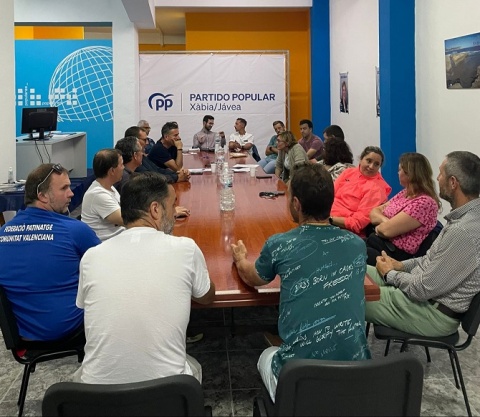 Una imagen del encuentro entre la candidata del PP, Rosa Cardona, miembros de la lista y los clubes deportivos de X&agrave;bia. Foto facilitada por el PP.