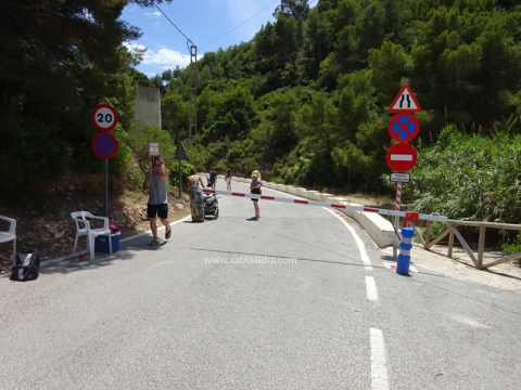 Varios ba&ntilde;istas acceden a la Cala de la Granadella andando, con la barrera ya bajada. Imagen del pasado verano.