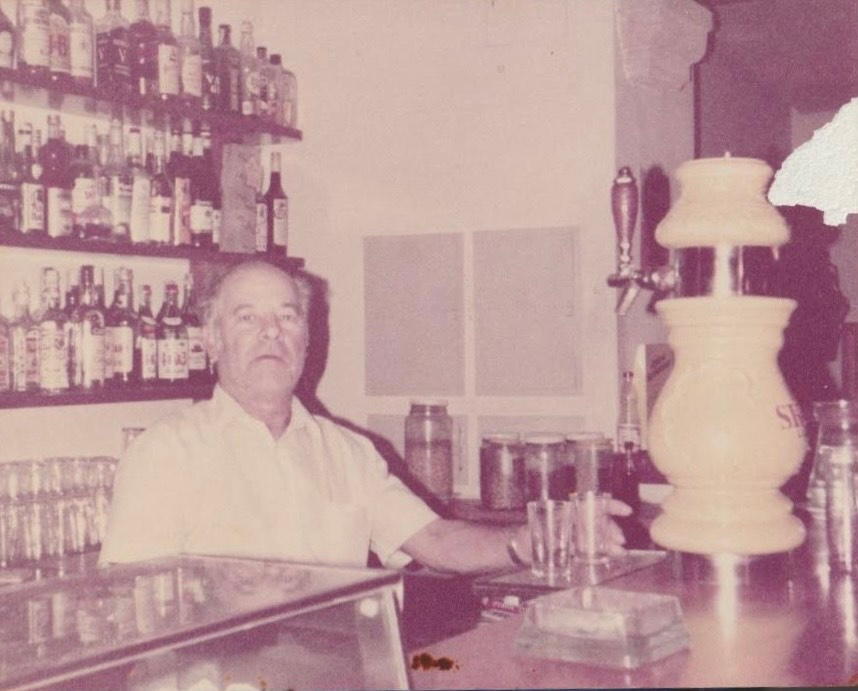 Vicente Catal&aacute; Catal&aacute; "Pomera" detr&aacute;s de la barra del Bar de la Cooperativa. A&ntilde;os 80. (Archivo Pepa Catal&aacute; Soler)