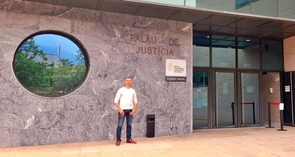 Jaime Mas frente al Palacio de Justicia de D&eacute;nia