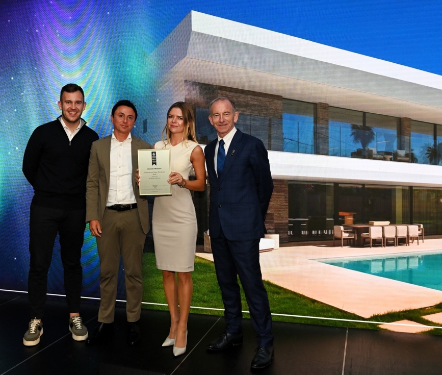El equipo de Miralbo tras recoger su &uacute;ltimo premio, para la Villa Pinzon, que est&aacute; en Ibiza