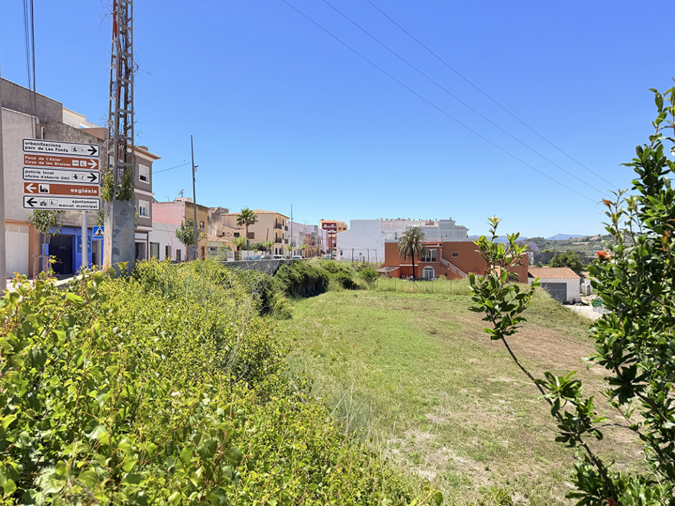 Benitatxell adquiere el terreno que albergará su gran centro cultural multiusos