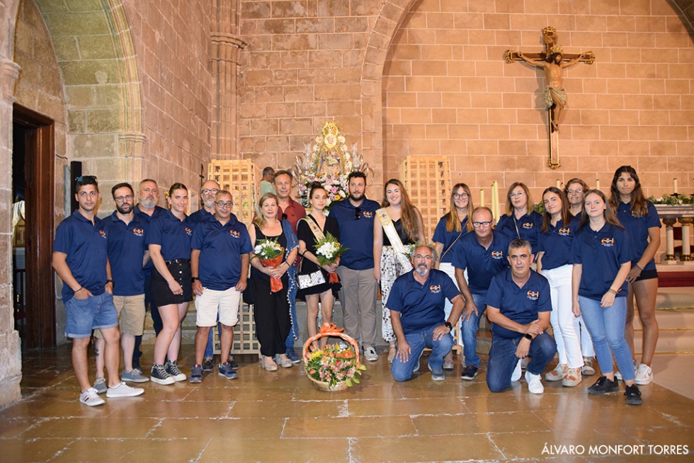 Alegría y flores para recibir a la Blanca Paloma en su regreso a las calles de Xàbia
