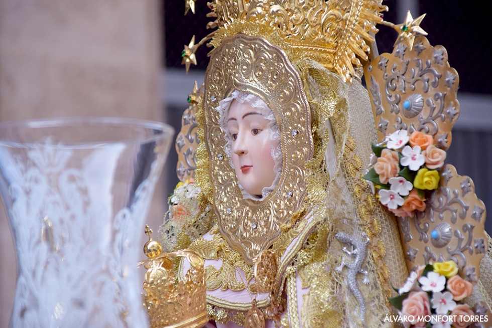 Alegría y flores para recibir a la Blanca Paloma en su regreso a las calles de Xàbia