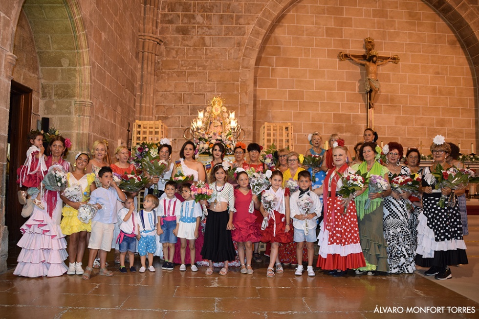 Alegría y flores para recibir a la Blanca Paloma en su regreso a las calles de Xàbia