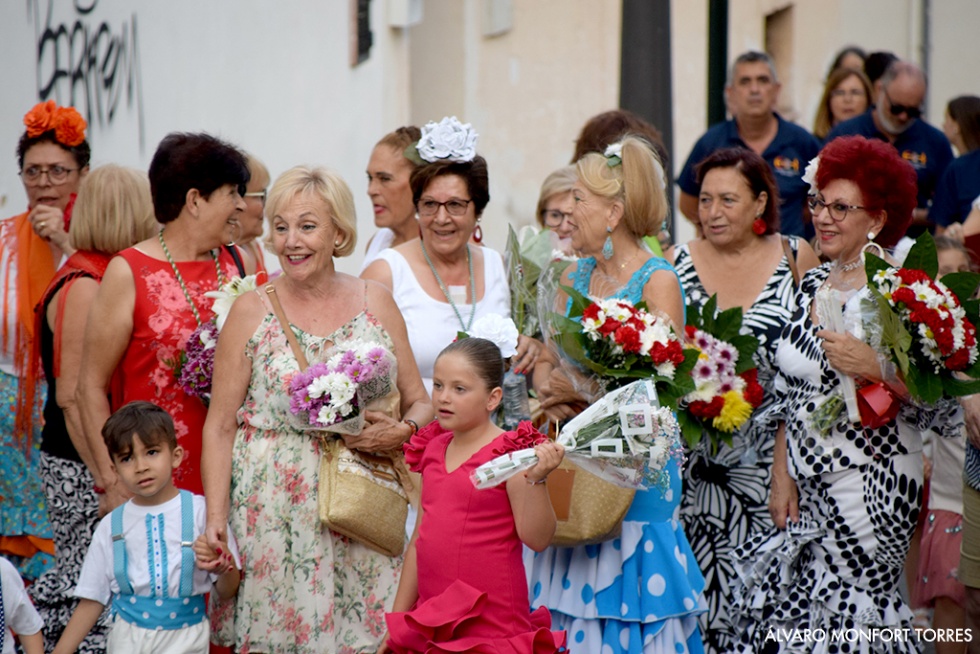 Alegría y flores para recibir a la Blanca Paloma en su regreso a las calles de Xàbia