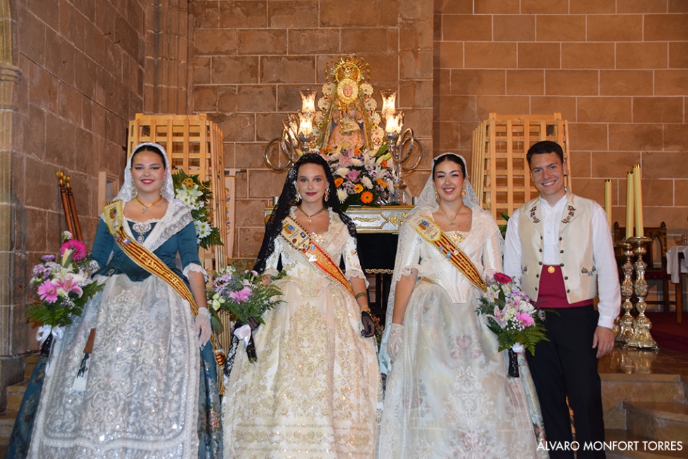 Alegría y flores para recibir a la Blanca Paloma en su regreso a las calles de Xàbia