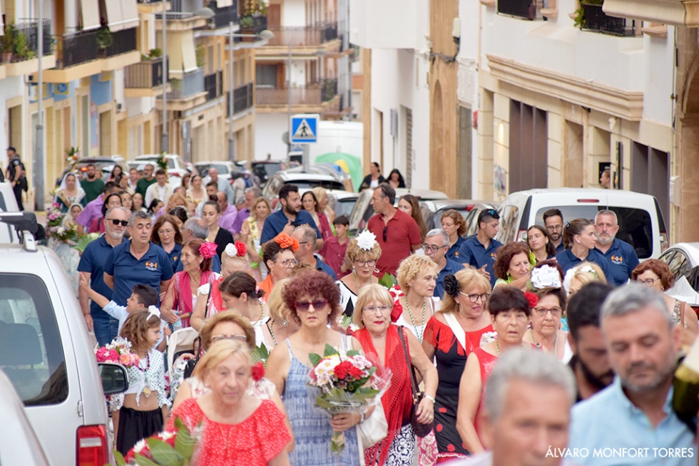 Alegría y flores para recibir a la Blanca Paloma en su regreso a las calles de Xàbia
