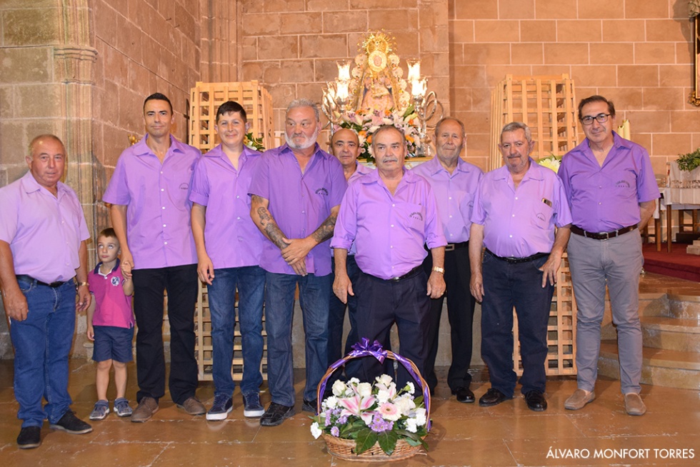 Alegría y flores para recibir a la Blanca Paloma en su regreso a las calles de Xàbia