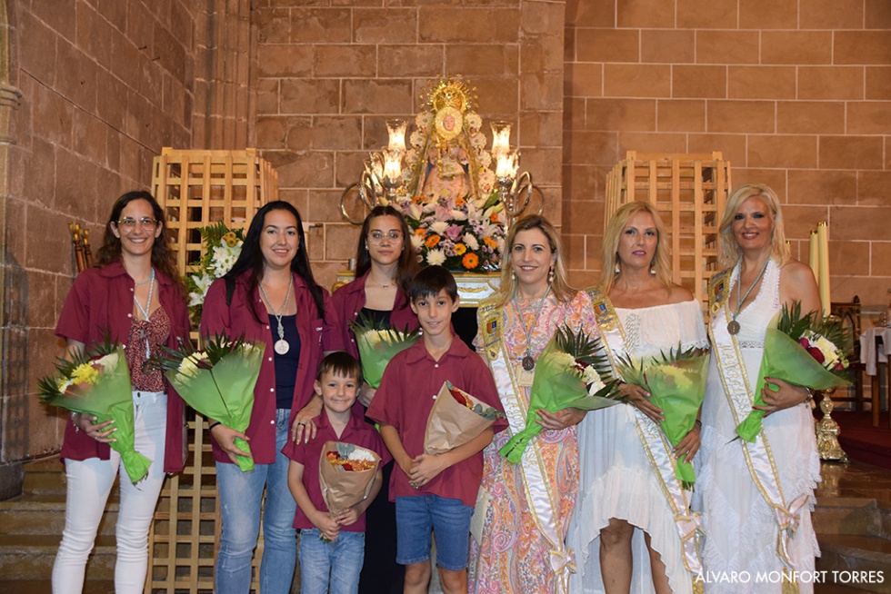 Alegría y flores para recibir a la Blanca Paloma en su regreso a las calles de Xàbia