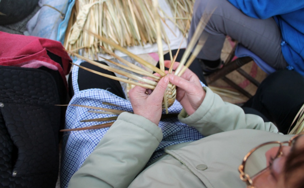 La 'llata' o pleita es uno de los oficios tradicionales más arraigados en La Marina. Imagen: Alcalalí Turisme.