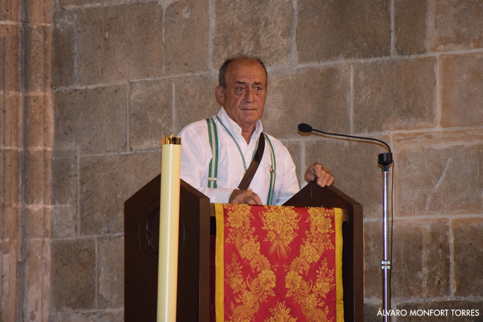 Alegría y flores para recibir a la Blanca Paloma en su regreso a las calles de Xàbia