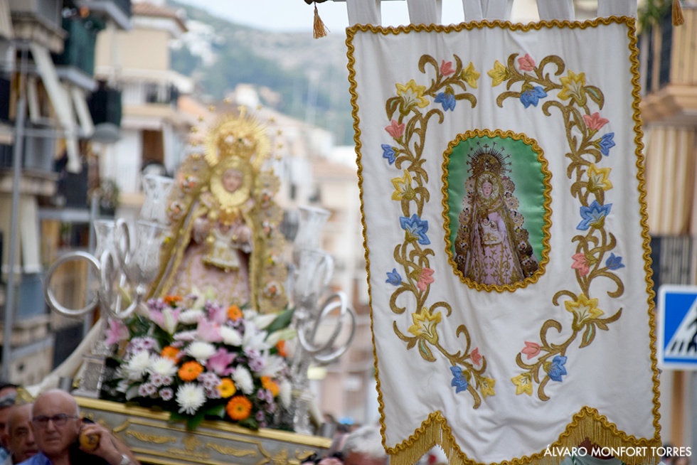 Alegría y flores para recibir a la Blanca Paloma en su regreso a las calles de Xàbia