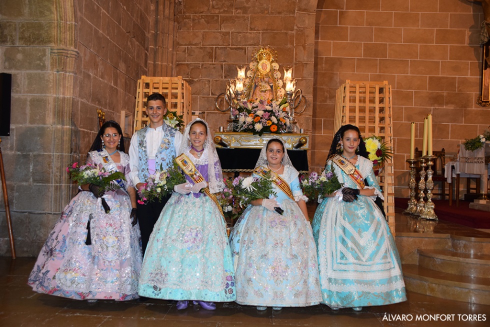 Alegría y flores para recibir a la Blanca Paloma en su regreso a las calles de Xàbia