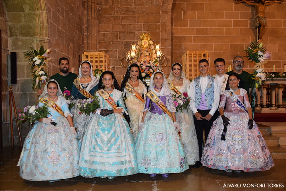 Alegría y flores para recibir a la Blanca Paloma en su regreso a las calles de Xàbia