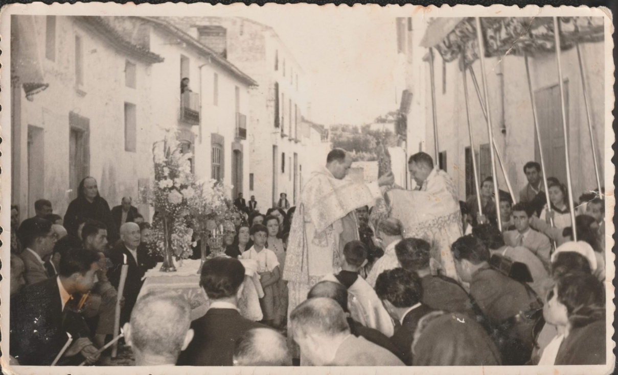 La Custodia llegando al altar de la Calle Doctor Borrull, portada por Don Mariano Peris. A&ntilde;o 1955. (Archivo Particular).