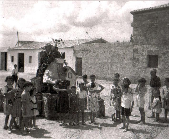 Grupo de ni&ntilde;os y ni&ntilde;as luciendo su creaci&oacute;n foguerera. Imagen: Reme Berenguer.