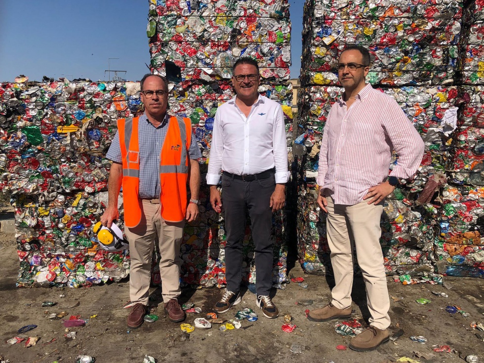 David Acosta (Jefe de Planta de El Campello), presidente del Consorci Mare Jos&eacute; Ram&oacute;n Gonz&aacute;lez de Z&aacute;rate y Jos&eacute; Antonio Astorga (Gerente de planta) frente a las balas de residuos recuperados.