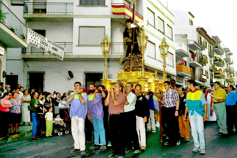 Traslado de Jes&uacute;s Nazareno para la ofrenda de Fogueres de 1999. Imagen de Toni Pomera y digitalizada por Vicent Ferrer.