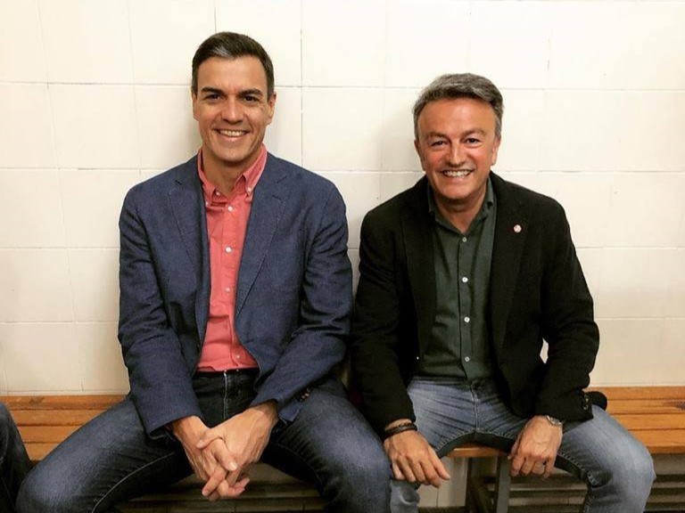José Chulvi junto a Pedro Sánchez en un mitin en Alicante durante la campaña electoral de abril de 2019 | Foto: PSPV-PSOE Xàbia