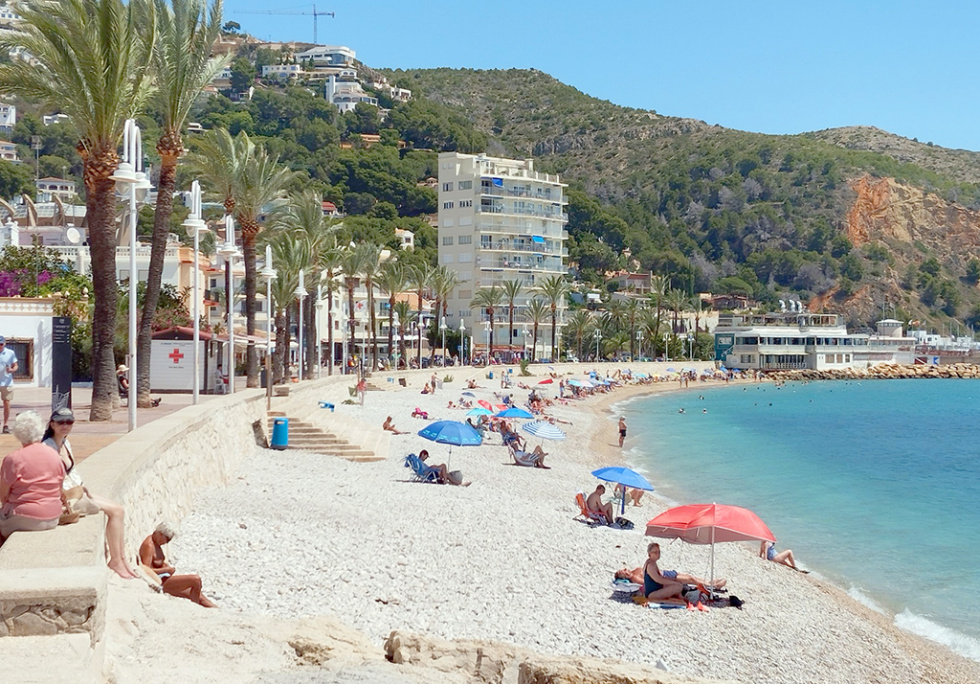 Xàbia activa el socorrismo diario en sus playas con un servicio de emergencia gestionado por Cruz Roja