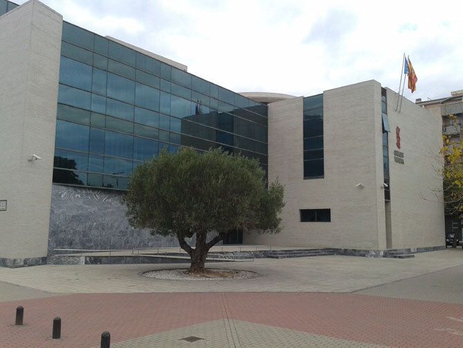 El investigado por la agresión con una barra de hierro en Xàbia quedó en libertad tras entregarse voluntariamente junto a su abogado