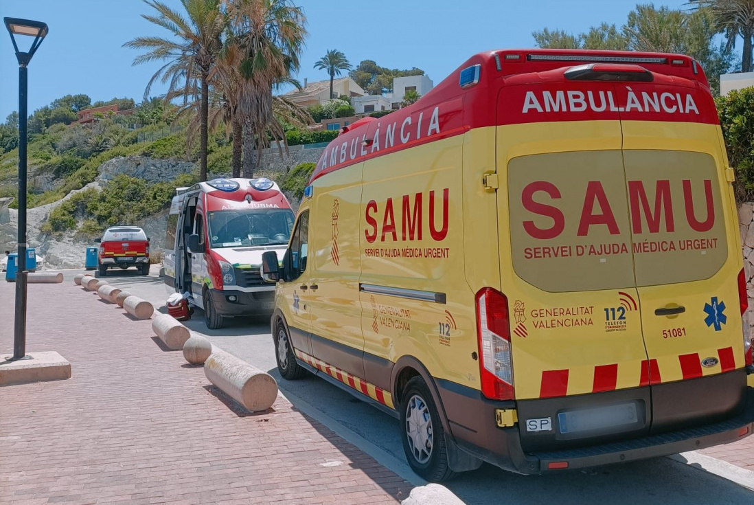 Evacuado un bañista tras sufrir una crisis epiléptica en el agua en la cala del Francés de Xàbia
