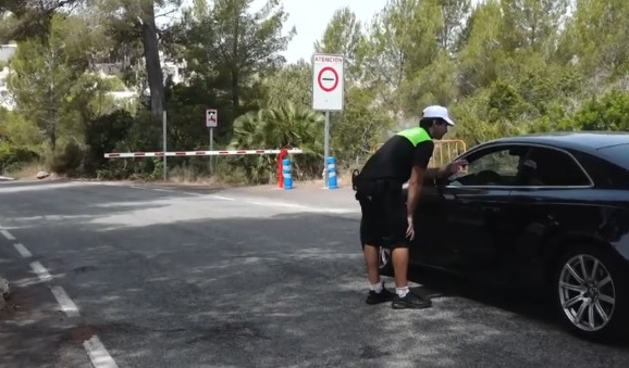 Imagen de  un vigilante en la cala de la Granadella de X&agrave;bia